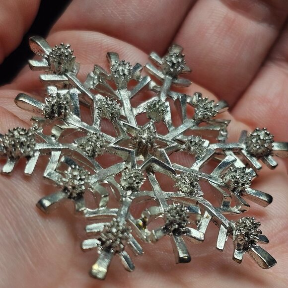 Vintage Silver Tone Open Work Textured Intricate Snowflake Brooch Pin Holiday - Picture 7 of 8